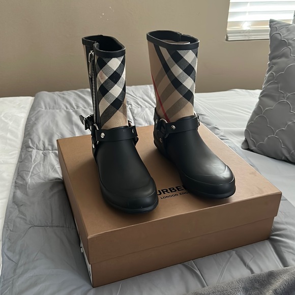 Burberry boots - Picture 2 of 5